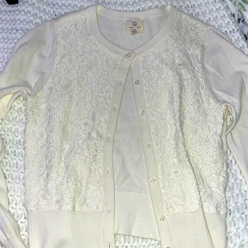 super cute kids crème flower sweater!! warn lightly, size 10-12 kids!